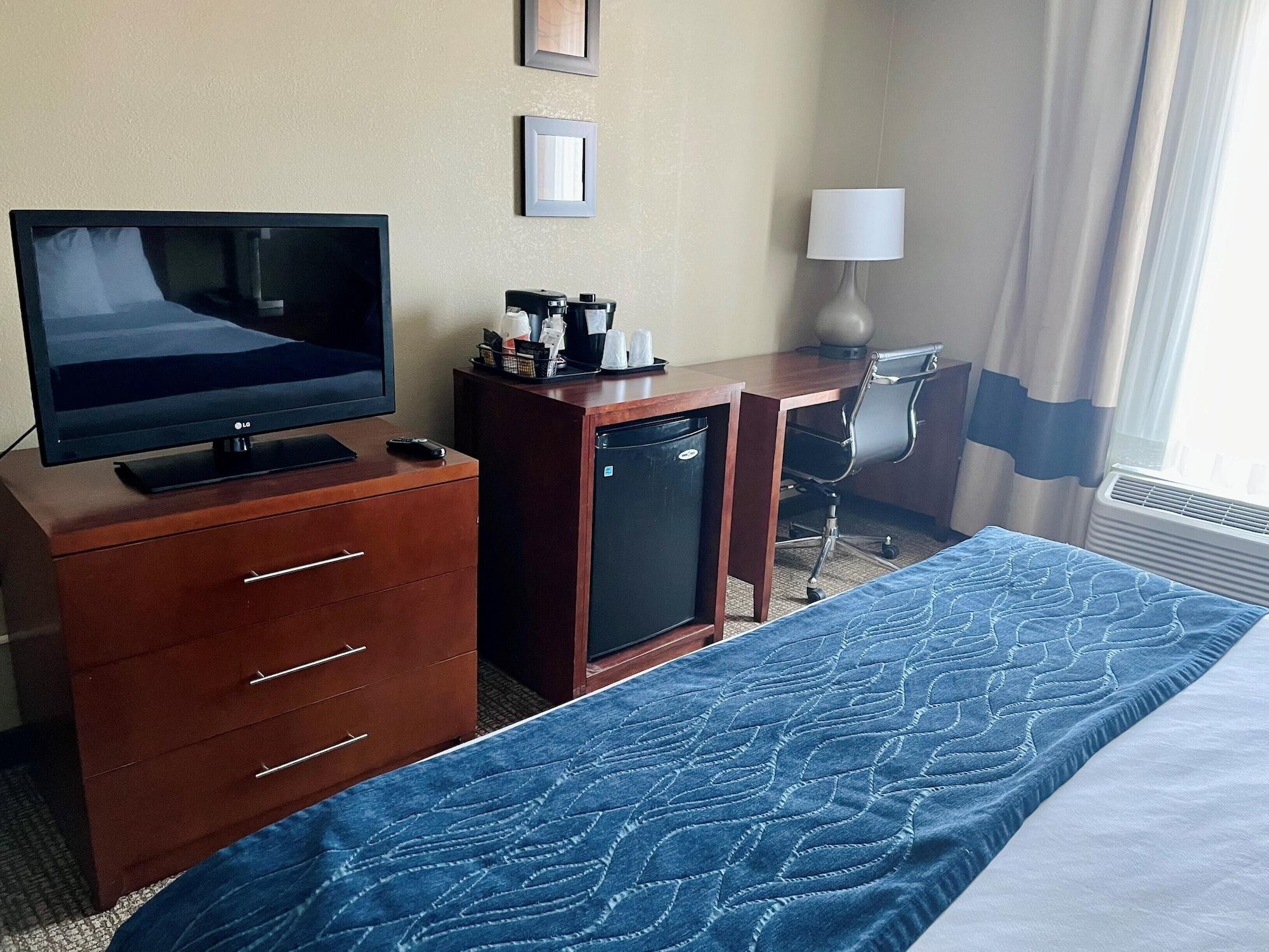 Comfort Inn Randolph-Boston Экстерьер фото