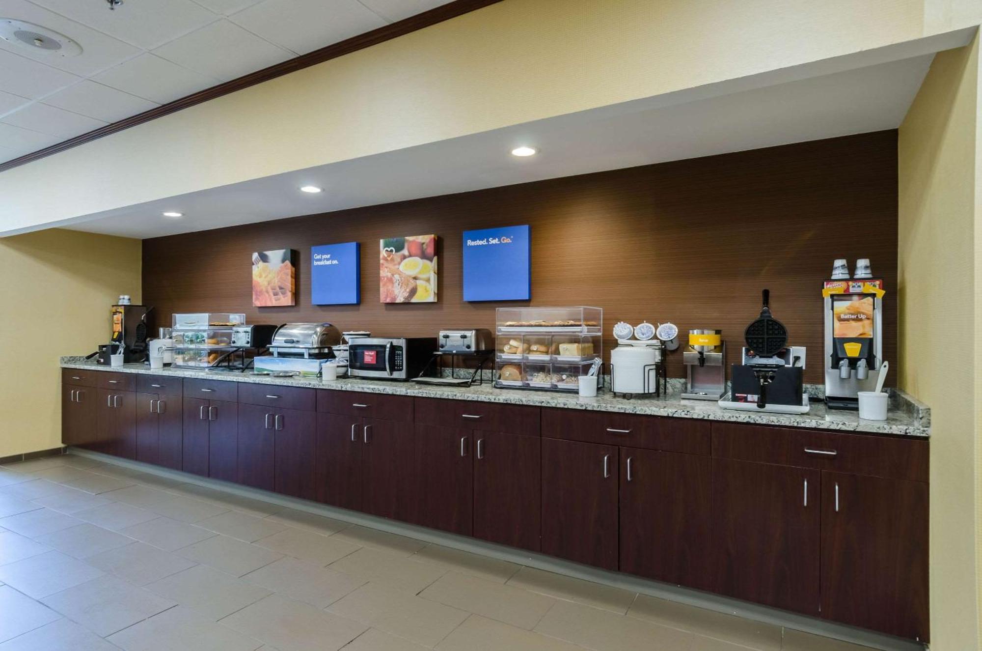 Comfort Inn Randolph-Boston Экстерьер фото