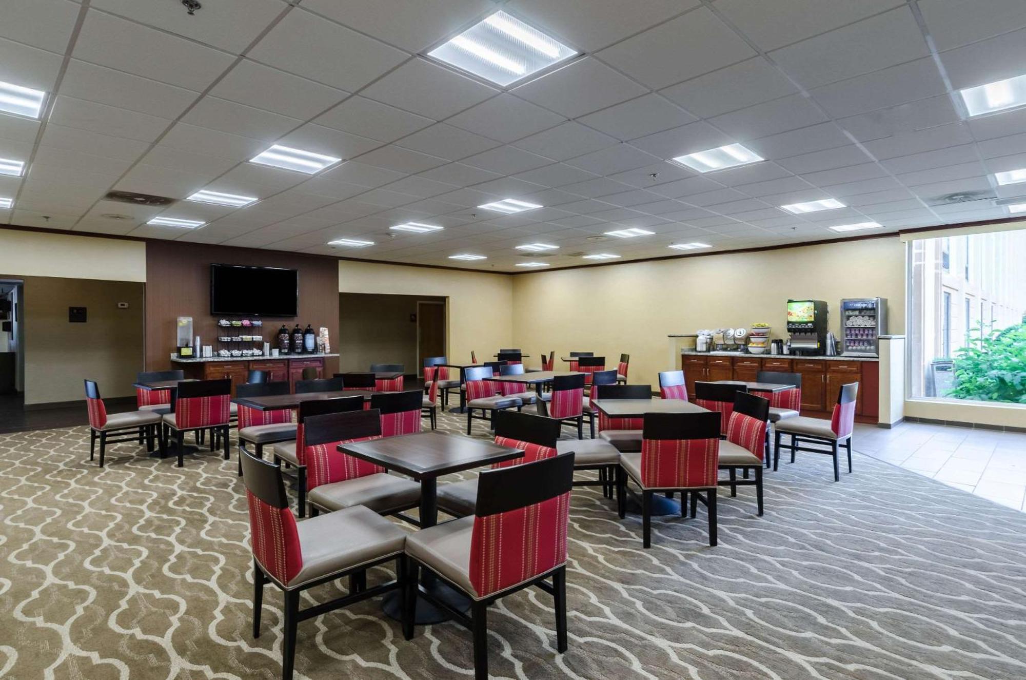 Comfort Inn Randolph-Boston Экстерьер фото