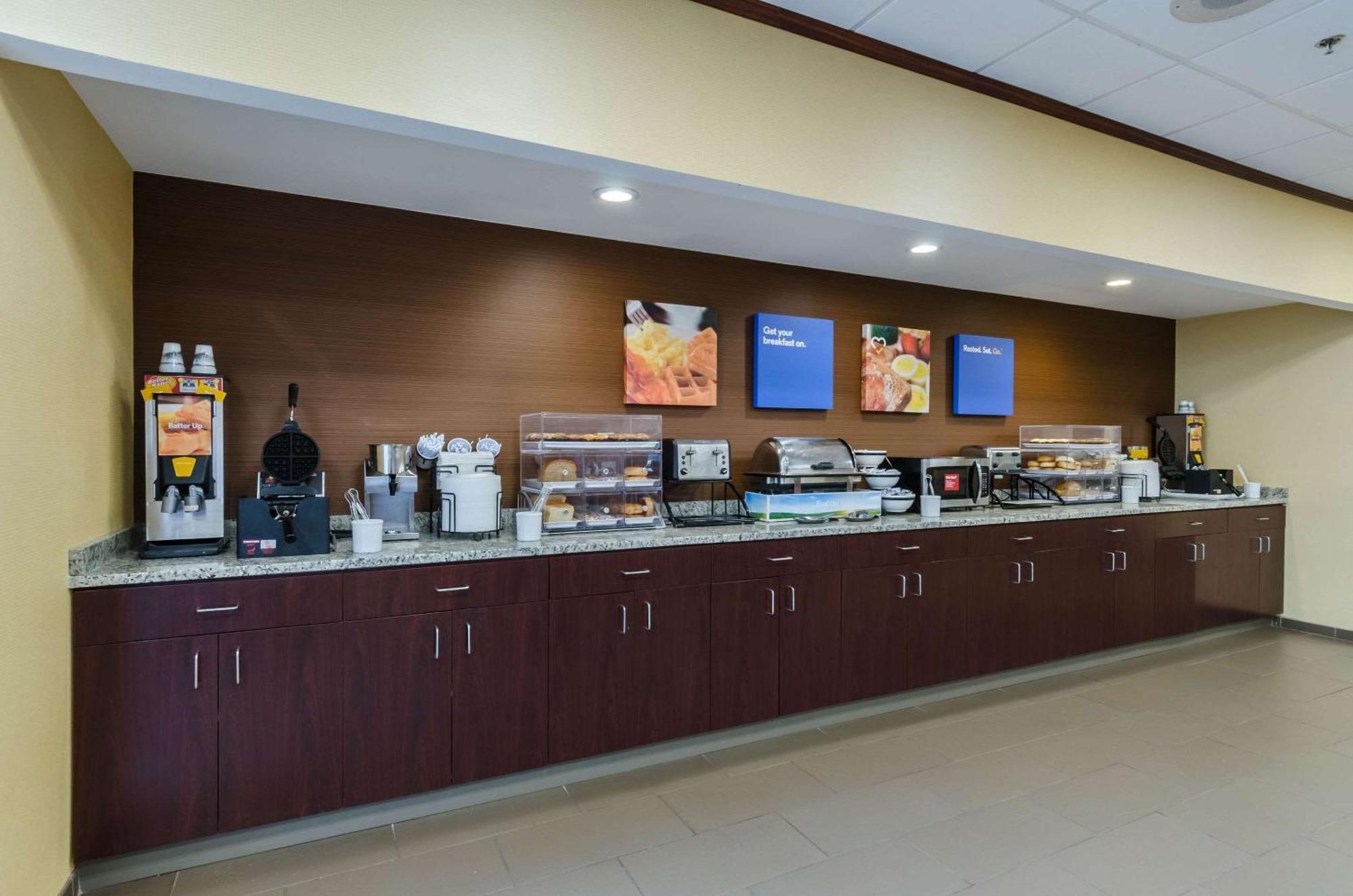 Comfort Inn Randolph-Boston Экстерьер фото