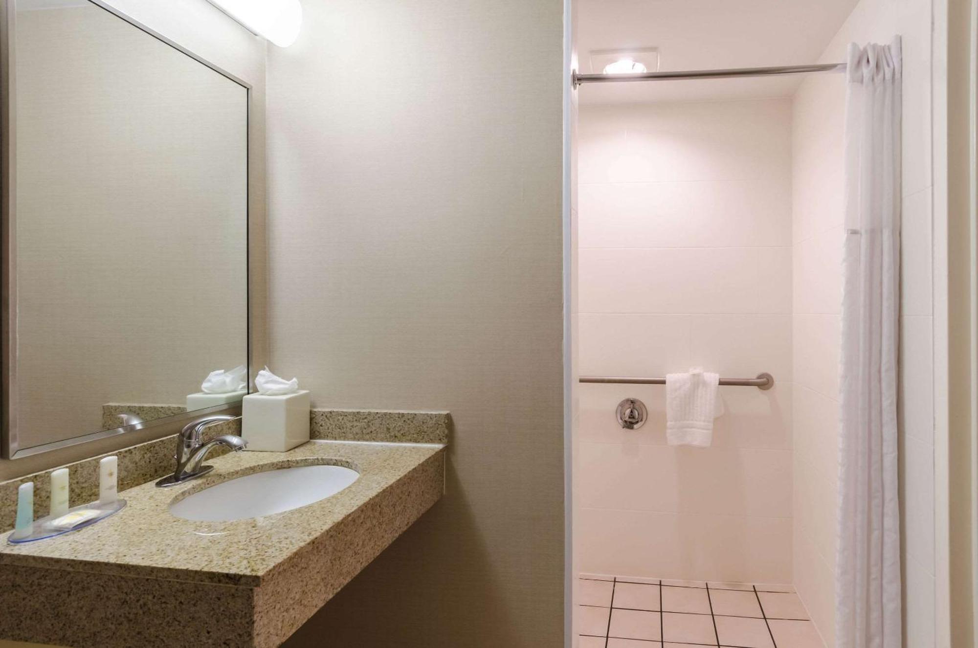 Comfort Inn Randolph-Boston Экстерьер фото