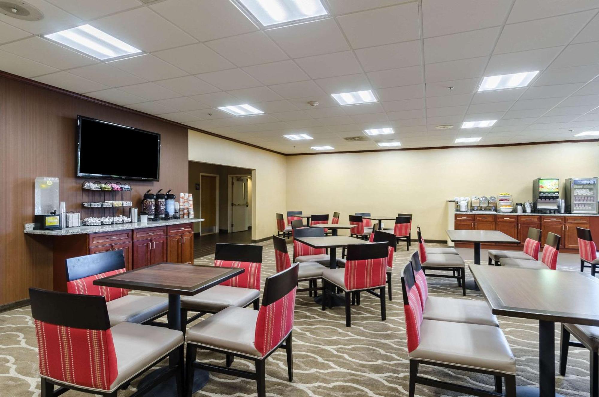 Comfort Inn Randolph-Boston Экстерьер фото