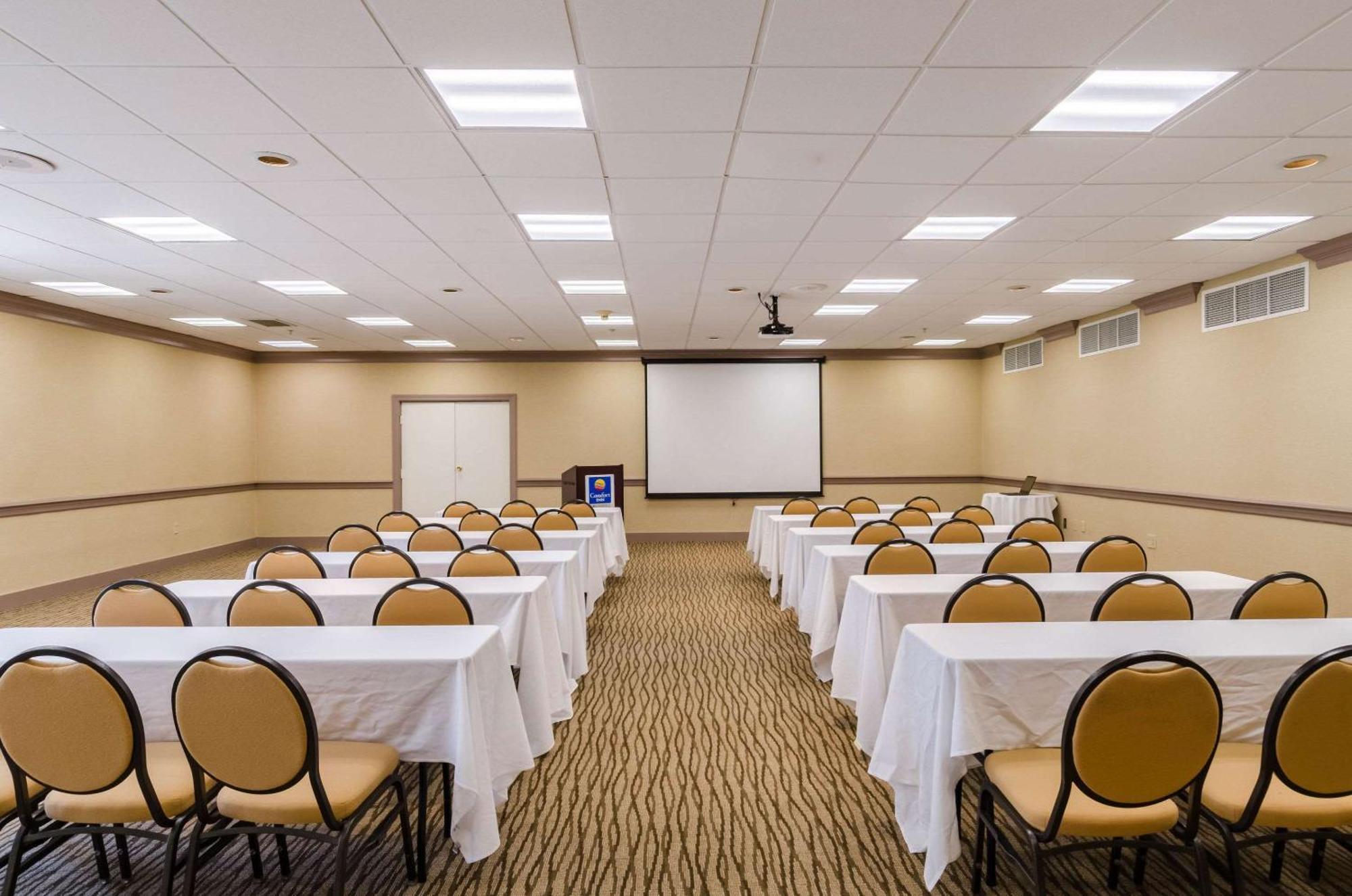 Comfort Inn Randolph-Boston Экстерьер фото